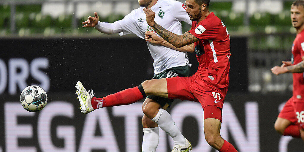 Kein Durchkommen für Werder Bremen: Philipp Bargfrede (links) läuft gegen Heidenheims Tim Kleindienst auf