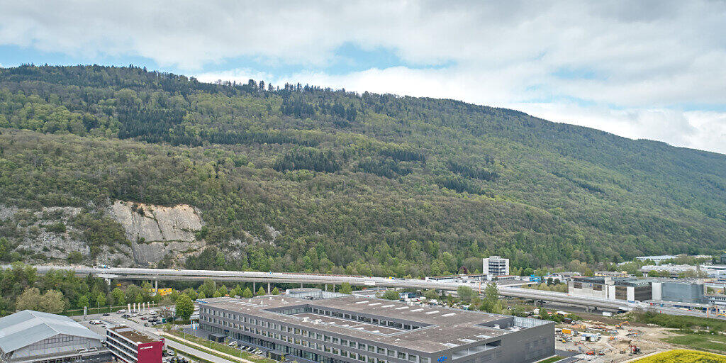 Das neue Georg-Fischer-Werk gleich neben der Autobahn, welche in Richtung Berner Jura führt.