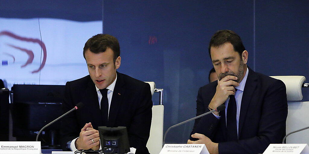 Frankreichs Präsident Emmanuel Macron (Links) mit Innenminster Christophe Castaner bei einem Krisentreffen nach massiver Gewalt bei den jünsten "Gelbwesten"-Protesten.