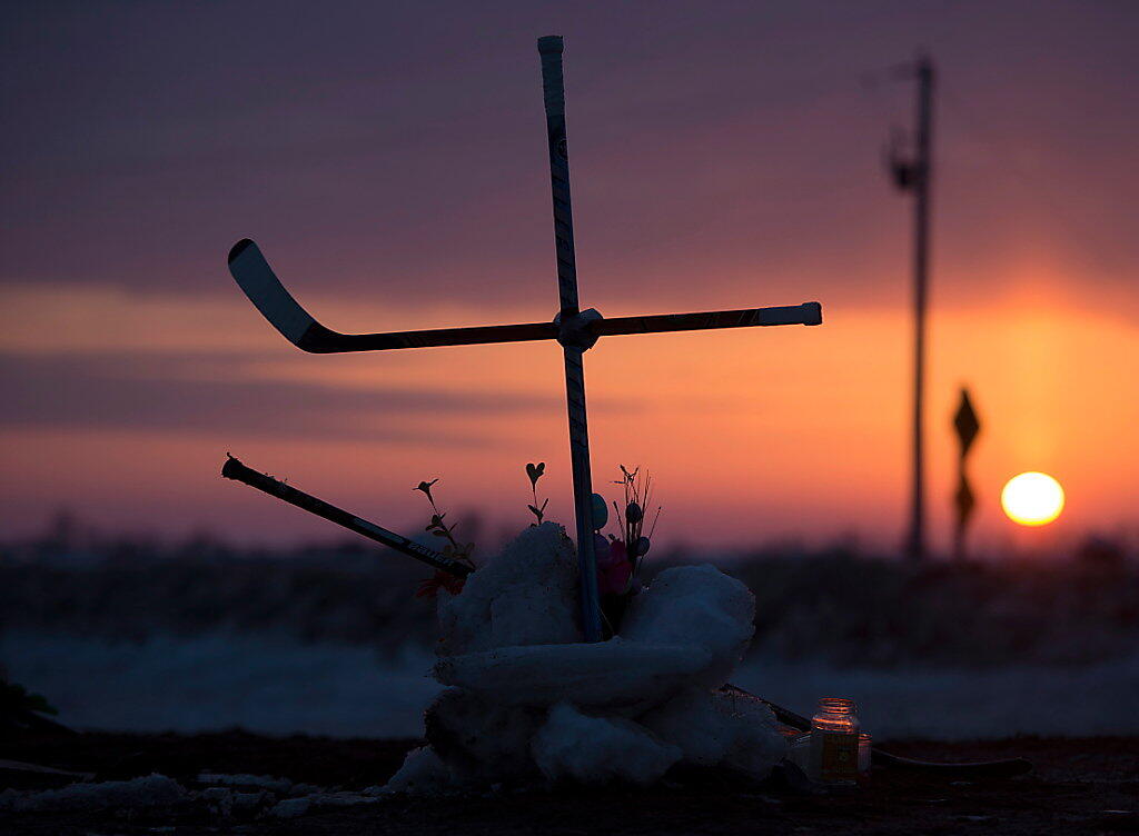 Ganz Kanada trauert um die Todesopfer des Eishockey-Teams, die bei einem schweren Busunglück ums Leben gekommen waren. Ganz Kanada trauert um die Todesopfer des Eishockey-Teams, die bei einem schweren Busunglück ums Leben gekommen waren.