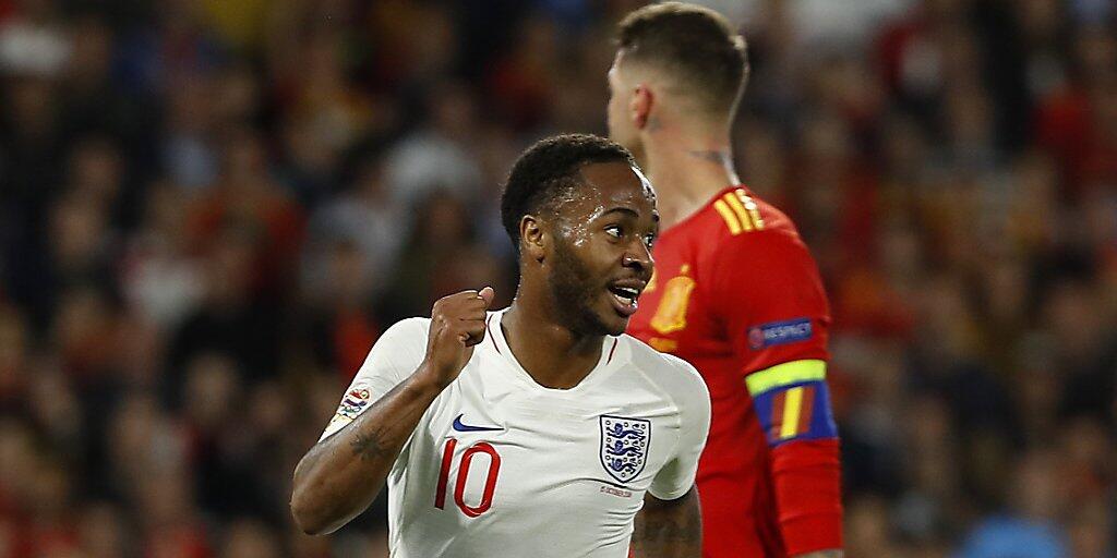 Englands Stürmer Raheem Sterling jubelt über einen seiner zwei Treffer gegen Spanien