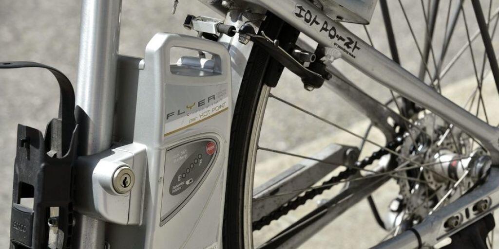 Leistungsstarke Lithium-Ionen-Batterien wie beispielsweise in E-Bikes können explodieren. Forscher haben nun einen alternativen, nicht entflammbaren Elektrolytkörper entwickelt. (Symbolbild)