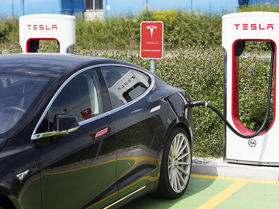 Ein Autohändler versuchte, mit dem Zukauf von zwei Teslas seine Reduktionsziele für die CO2-Emissionen zu schönen. (Archiv)