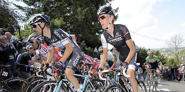 Andy Schleck (rechts) tritt mit erst 29 Jahren vom Radsport zurück