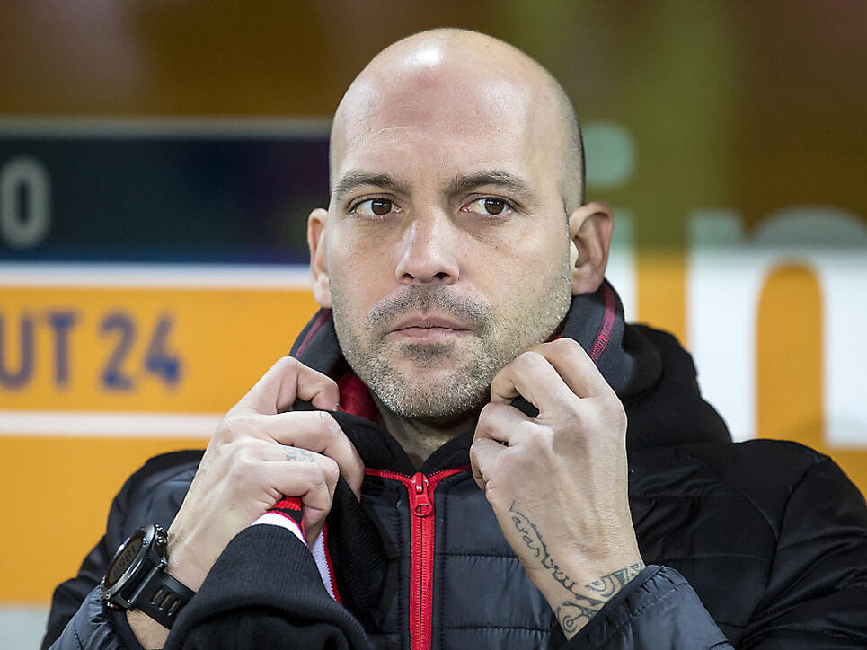 Trainer Gabri muss sich für seinen FC Sion warm anziehen