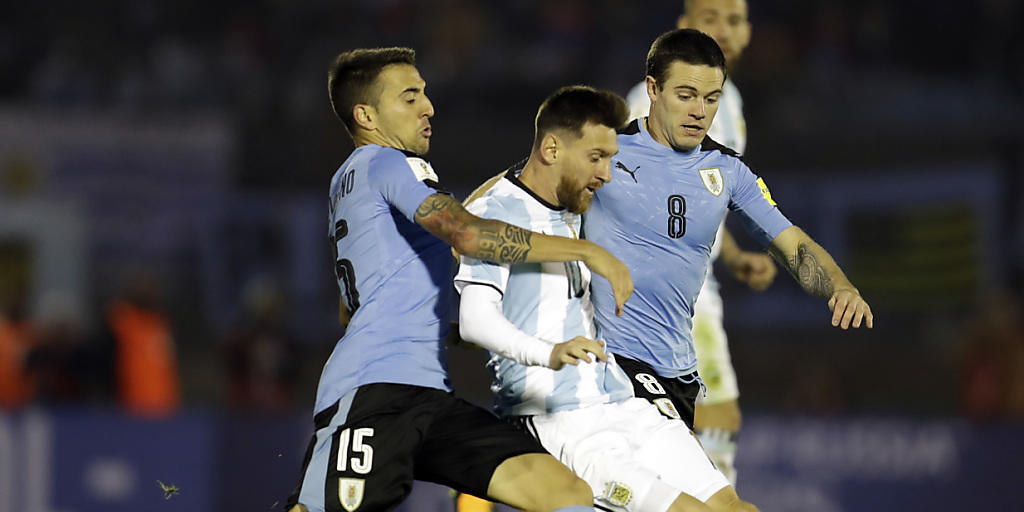 Lionel Messi wird von seinen uruguayischen Bewachern bedrängt