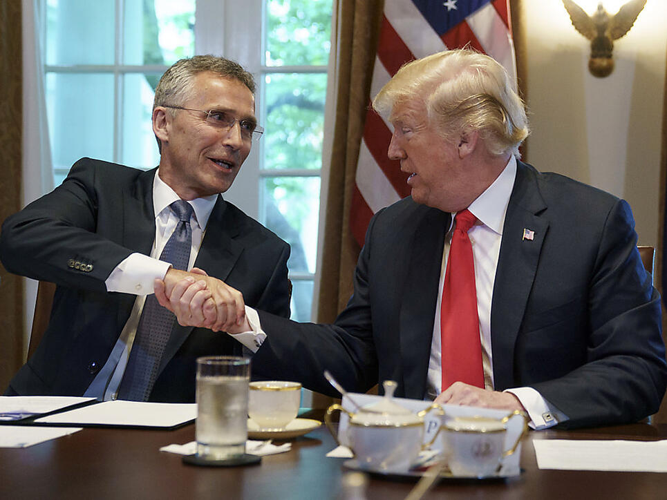 Händedruck zwischen Donald Trump (r) und Nato-Generalsekretär Jens Stoltenberg