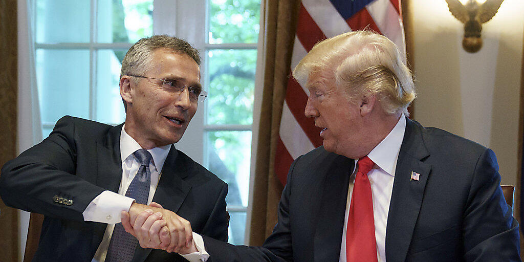 Händedruck zwischen Donald Trump (r) und Nato-Generalsekretär Jens Stoltenberg