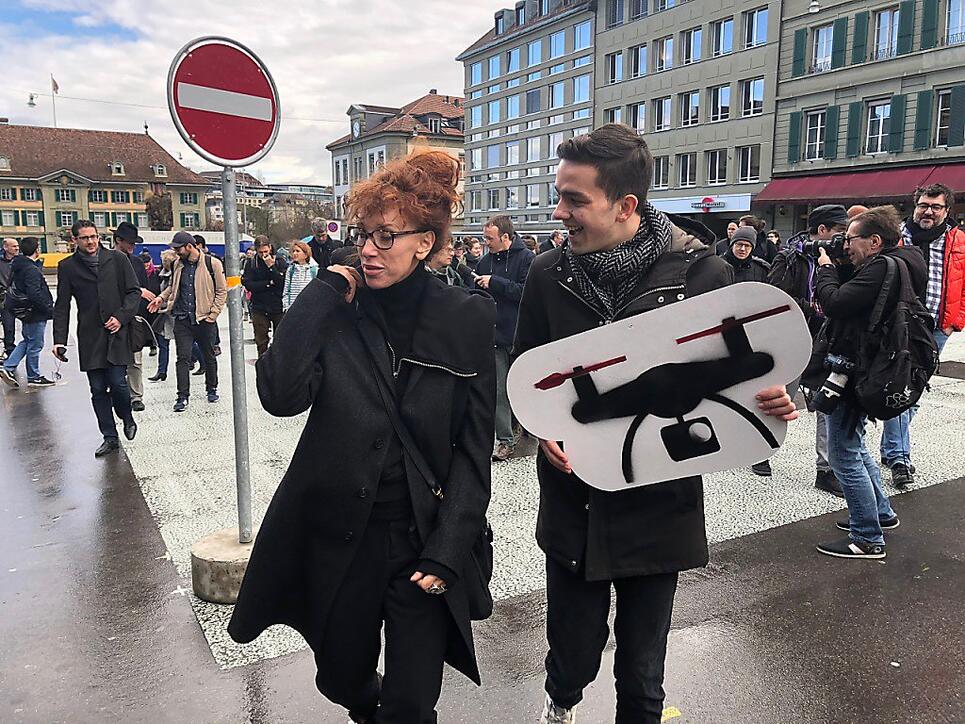 Schneller Sammelerfolg für Autorin Sibylle Berg und Dimitri Rougy vom Referendumskomitee: einen Monat vor Ablauf der Frist sind bereits rund 55'000 Unterschriften beisammen. Nötig sind 50'000.