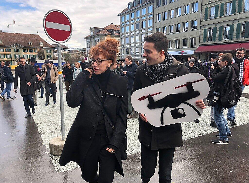 Schneller Sammelerfolg für Autorin Sibylle Berg und Dimitri Rougy vom Referendumskomitee: einen Monat vor Ablauf der Frist sind bereits rund 55'000 Unterschriften beisammen. Nötig sind 50'000.