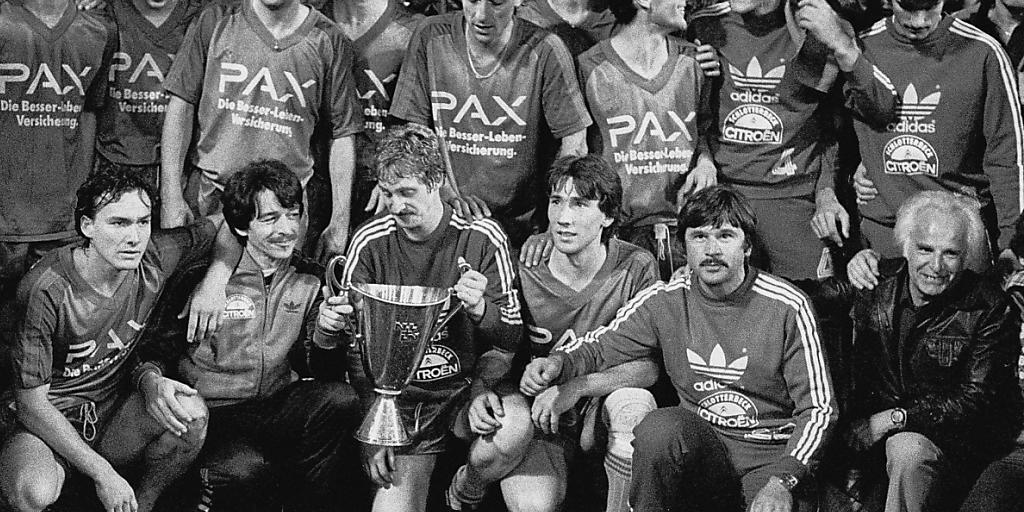 Der FCB nach dem Meistertitel im Juni 1980. Stehend, von links: Seppi Küttel, Jörg Stohler, Otto Demarmels, Jean-Pierre Maradan, Detlev Lauscher, Arthur von Wartburg, René Hasler, Ernst Schleiffer, Walter Geisser, Markus Tanner. Kniend: Erni Maissen, Serge Gaisser (Pokal), Hansruedi Schär.