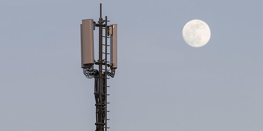 Schweizer Handynutzer ärgern sich vor allem über hohe Tarife für Telefonieren im Ausland sowie über lange Kündigungsfristen. (Archivbild)