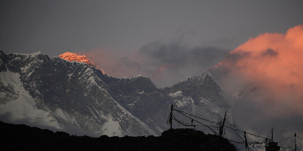 Mehr als 300 Touristen sitzen wegen schlechten Wetters seit fünf Tagen in einem kleinen Dorf in der Nähe des Mount Everests fest. Die meisten Flüge des nahe gelegenen Flughafens in Lukla sind gestrichen worden. (Archivbild)