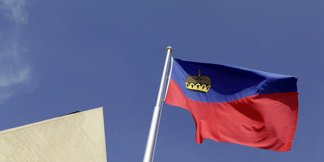 Fahne Liechtenstein mit Landtagsgebäude