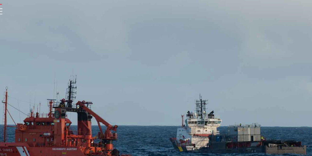 Schiffe aus Frankreich und Spanien sammeln Öl im Meer vor der Küste Westfrankreichs auf. Vor einer Woche war dort der italienische Frachter "Grande America" gesunken.