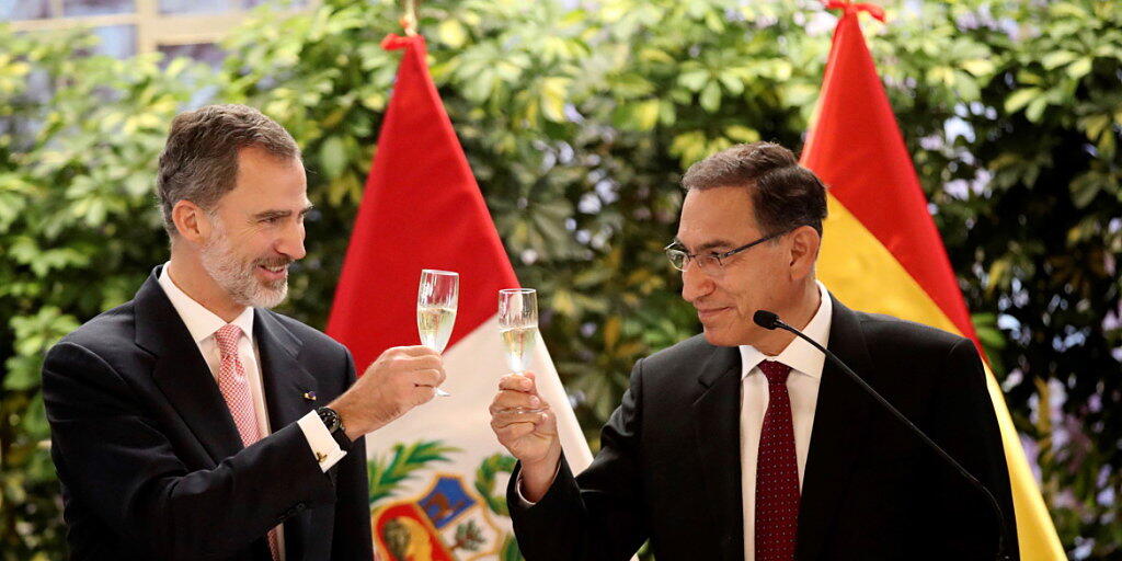 Spaniens König Felipe VI. (l.) und der peruanische Präsident Martín Vizcarra in Lima.
