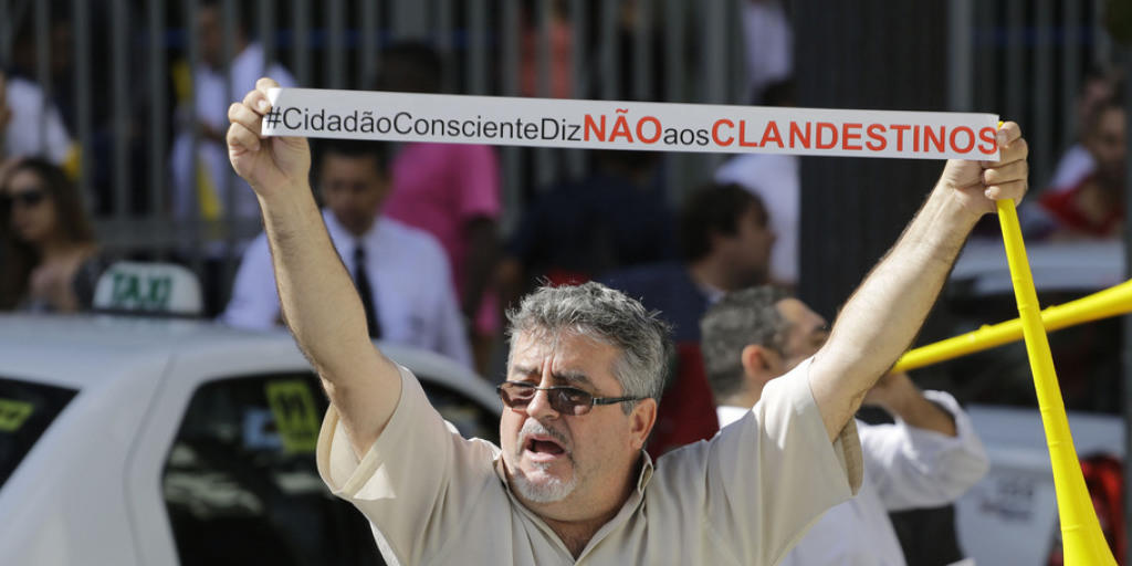 Ein brasilianischer Taxifahrer protestiert in São Paulo gegen Uber (Archiv)