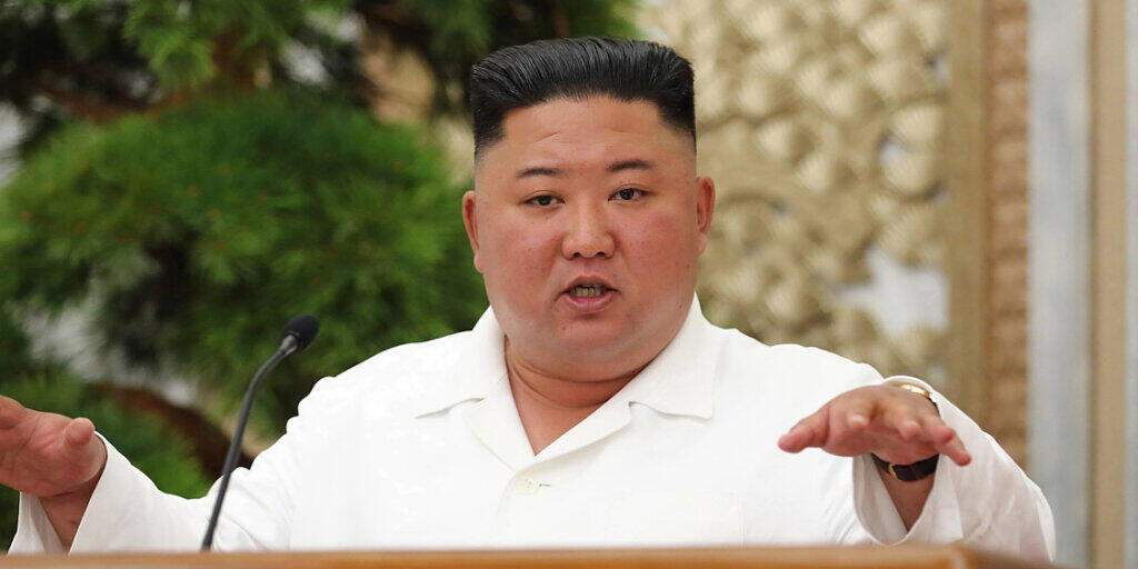HANDOUT - Dieses von der staatlichen nordkoreanischen Nachrichtenagentur KCNA am 03.07.2020 zur Verfügung gestellte Foto zeigt Kim Jong Un, Machthaber von Nordkorea, der eine Sitzung des Politbüros des Zentralkomitees der Arbeiterpartei Koreas leitet. A Foto: -/KCNA/dpa - ACHTUNG: Nur zur redaktionellen Verwendung im Zusammenhang mit der aktuellen Berichterstattung und nur mit vollständiger Nennung des vorstehenden Credits