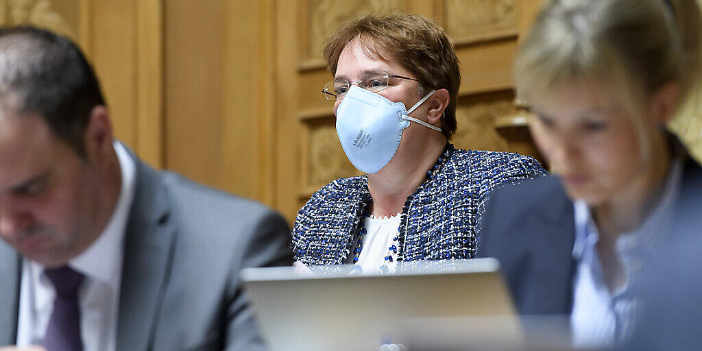 SVP-Nationalrätin Magdalena Martullo-Blocher - im Bild mit Schutzmaske im Parlament - hat Masken organisiert, damit Coiffeurgeschäfte möglichst bald wieder öffnen können. (Archivbild)