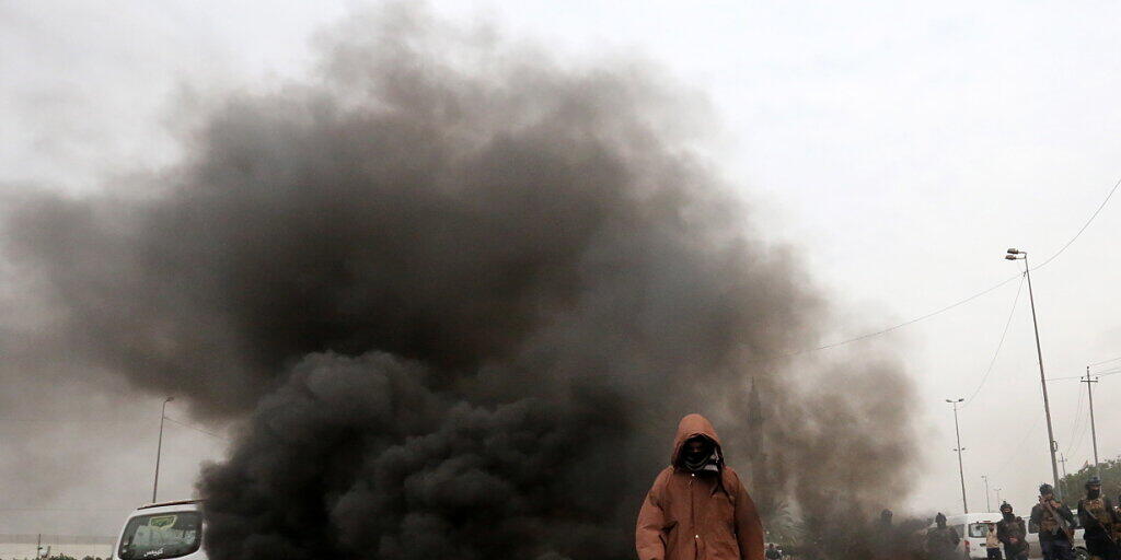 Proteste im Irak weiten sich aus: Eine brennende Barrikade am Sonntag in Bagdad