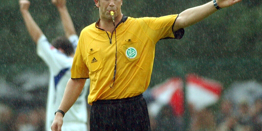 Robert Hoyzer pfeift das Ende des Cupspiels zwischen Paderborn und Hamburg