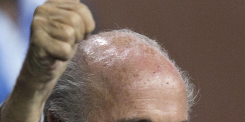 Sepp Blatter verreiste erstmals seit Beginn der FIFA-Affäre wieder ins Ausland. In St. Petersburg präsentiert er sich anlässlich der Auslosung der WM-Qualifikationsgruppen Sepp Blatter verreiste erstmals seit Beginn der FIFA-Affäre wieder ins Ausland. In St. Petersburg präsentiert er sich anlässlich der Auslosung der WM-Qualifikationsgruppen