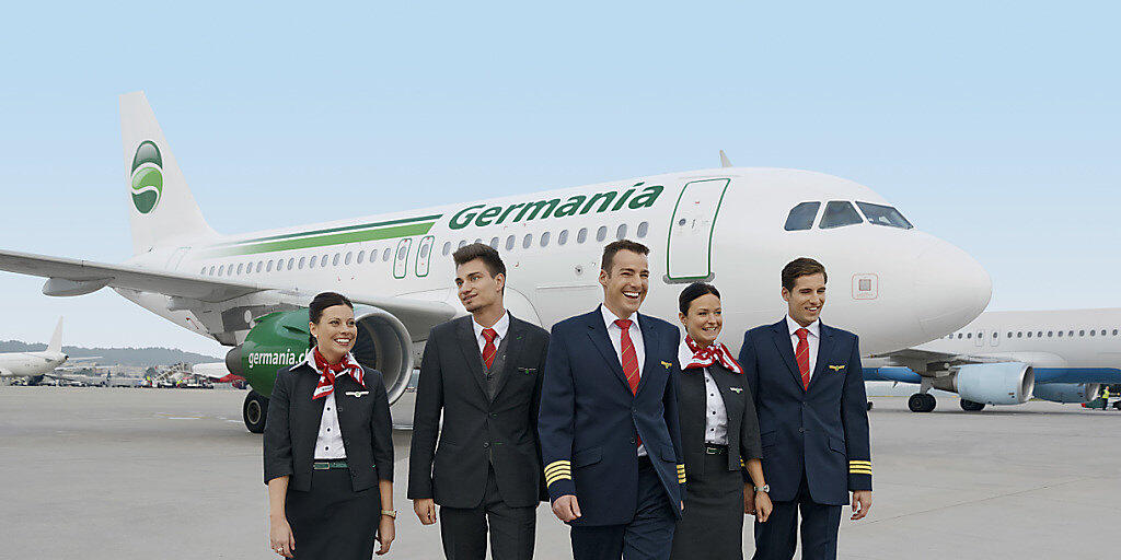 Die Germania-Crew vor einem Airbus A319 der Germania am Flughafen Zuerich. Dank einer Finanzspritze scheint die Zukunft der Fluggesellschaft gesichert.