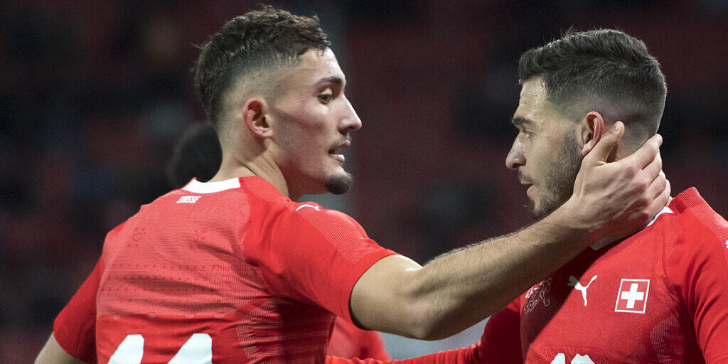 Andi Zeqiri (links) führt die Schweizer U21 mit zwei Toren zum Sieg über Frankreich