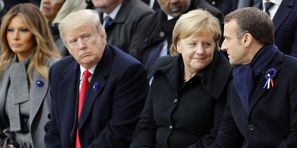 Vertraulichkeiten an der Gedenkfeier zum 100. Jahrestag des Endes des Ersten Weltkrieges am Arc de Triomphe in Paris. Von links nach rechts: US First Lady Melania Trump und ihr Gatte Donald, rechts von diesem die deutsche Kanzlerin Merkel in Körperkontakt mit dem französischen Präsidenten Macron.