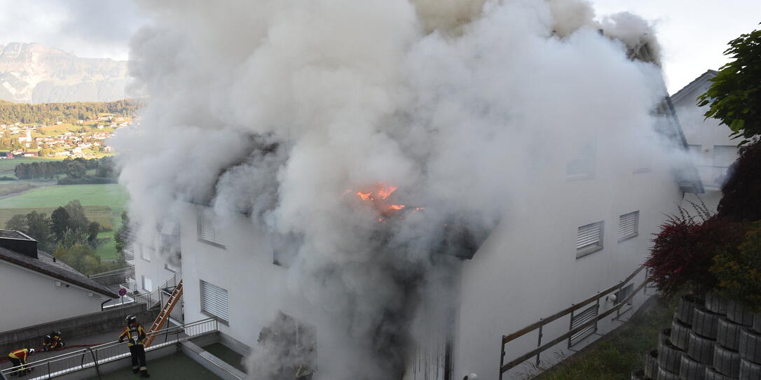 Ein Mehrfamilienhaus mit sechs Wohnungen brannte am Sonntag lichterloh.
