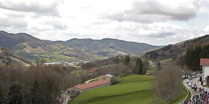 Das Fahrerfeld schlängelt sich durchs Baskenland