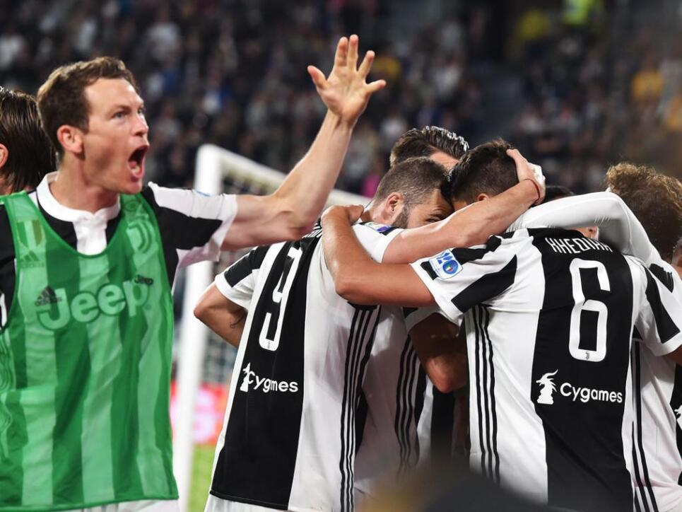 Verteidiger Stephan Lichtsteiner jubelt nach einem Treffer seines Juventus-Mitspielers Sami Khedira (Nummer 6)