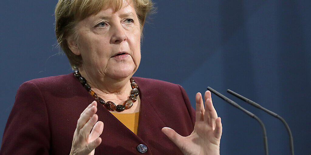 Bundeskanzlerin Angela Merkel (CDU) spricht mit Journalisten nach einem interaktiven Gespräch mit Pflegebedürftigen, ihren Angehörigen und Pflegekräften im Kanzleramt. Foto: Michael Sohn/AP Pool/dpa