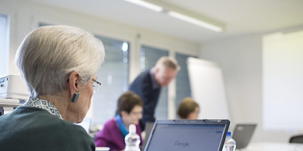 Eine Seniorin an einem Computerkurs. Die Industriestaatenorganisation OECD empfiehlt der Schweiz, das Rentenalter zu erhöhen. (Themenbild)