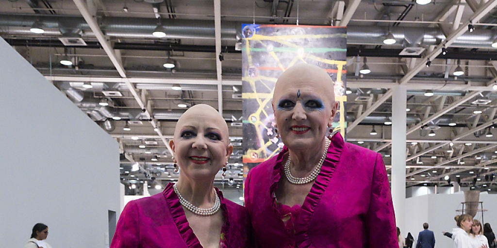 Eva und Adele - hier im Juni auf der Art Basel - stellen derzeit im Pariser Museum für moderne Kunst aus. (Archivbild)