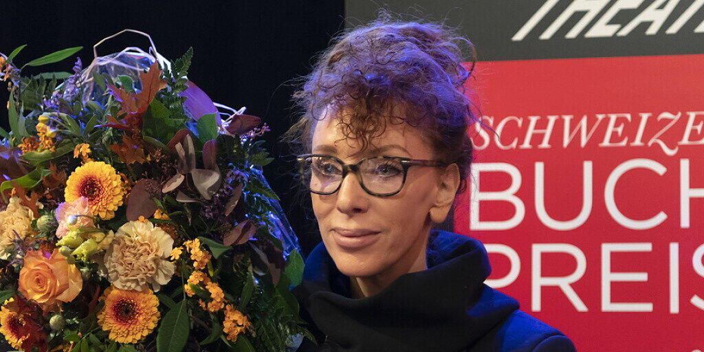 Die gebürtige Deutsche und in der Schweiz lebende Autorin Sibylle Berg wird für ihre "eispickelharte Gesellschaftskiritk "GRM. Brainfuck." mit dem Schweizer Buchpreis 2019 geehrt.