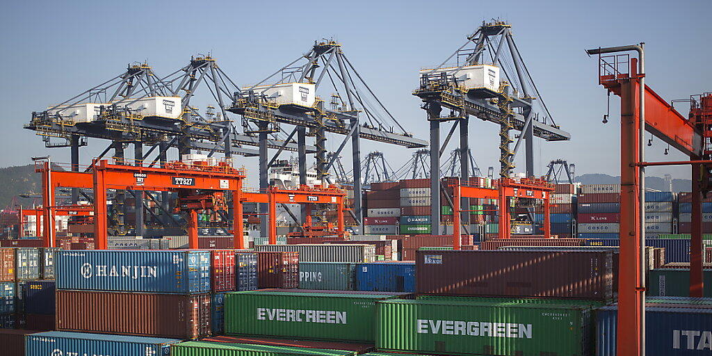 Der Schweizer Frachtkonzern Ceva soll ein eigenständiges Unternehmen bleiben. Schutz vor einer Übernahme bietet der französische Reeder und Hauptaktionär CMA CGM, der ein Pflichtangebot unterbreitet.(Symbolbild)