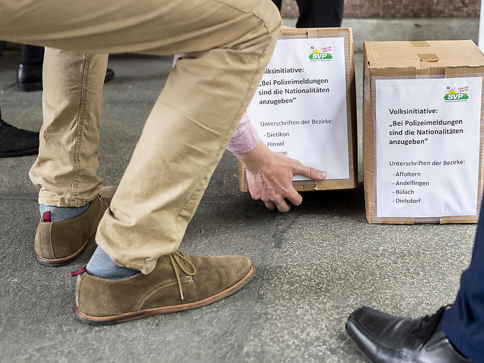 Die SVP verlangt, dass die Zürcher Polizeien in ihren Mitteilungen die Nationalität von mutmasslichen Tätern und Opfern nennen: Sie hat am Mittwoch die gesammelten Unterschriften für eine entsprechende kantonale Volksinitiative eingereicht.