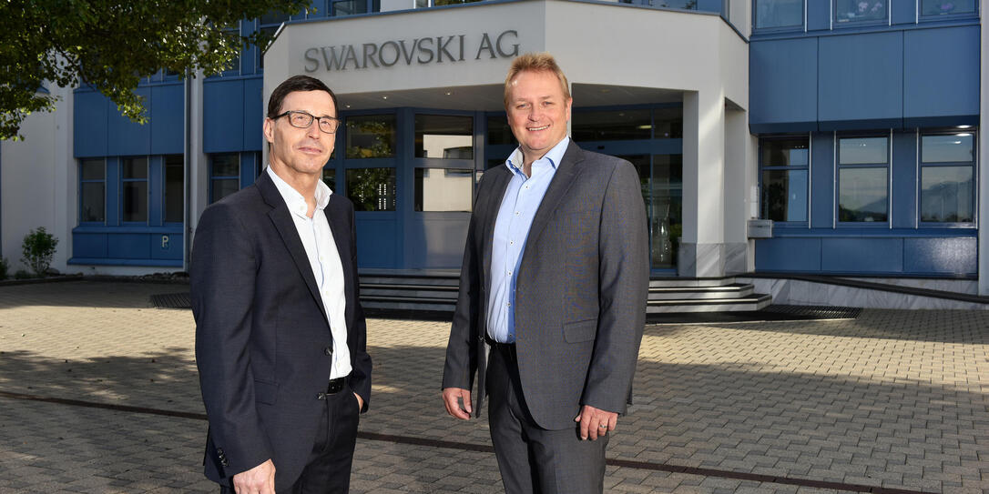 Stabsübergabe bei der Swarovski AG in Triesen: Jakob Biedermann (links) geht in Pension. Der neue Mann an der Spitze heisst Joachim Schueck.