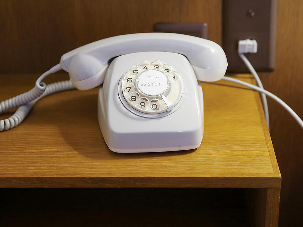 Auch nach der Abschaltung der analogen Telefonie durch die Swisscom kann das gute alte Wählscheibentelefon weiter verwendet werden, wenn man einen Spezialstecker kauft. (Archiv)