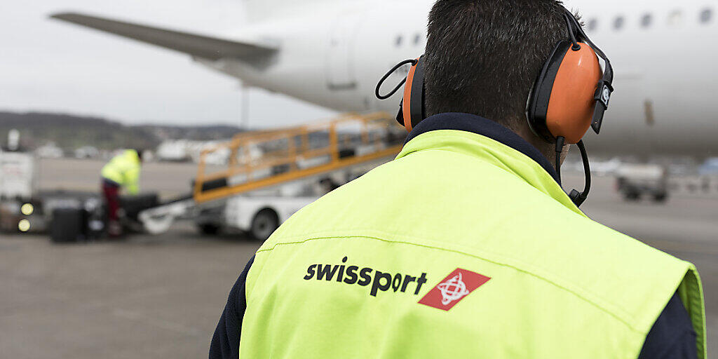 Der Flughafendienstleister Swissport will bei seinen rund 2'500 Angestellten am Flughafen Zürich die Löhne senken. Damit reagiert der Bodenabfertiger auf die Forderungen der Fluggesellschaften, vor allem der Swiss, nach günstigeren Preisen. (Archivbild)