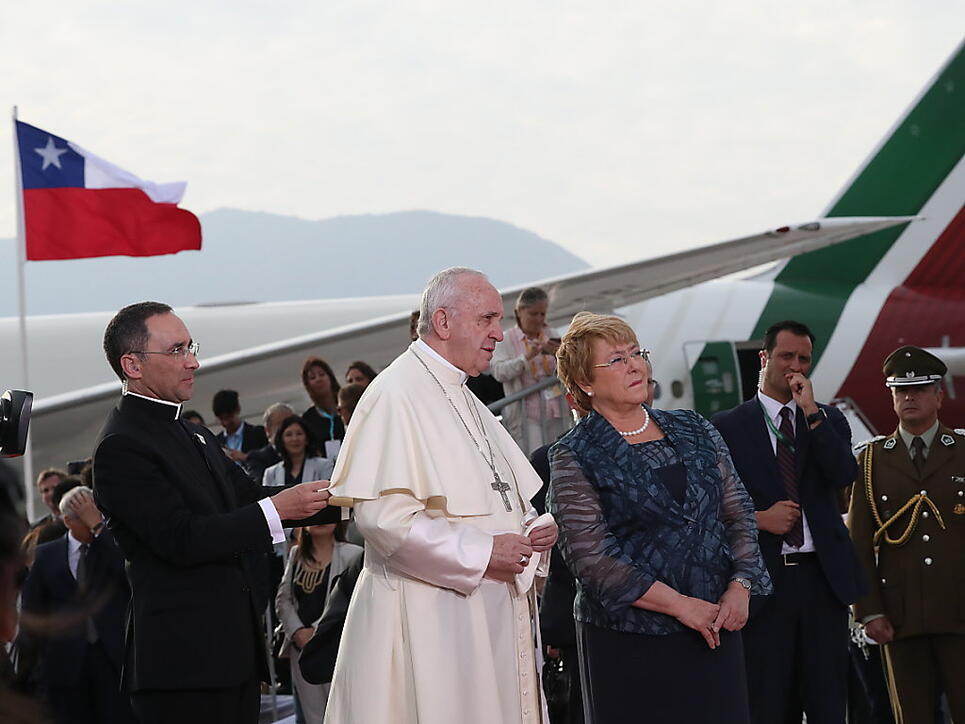 Papst Franziskus wurde bei seiner Ankunft in Chile von Präsidentin Michelle Bachelet am Flughafen empfangen.