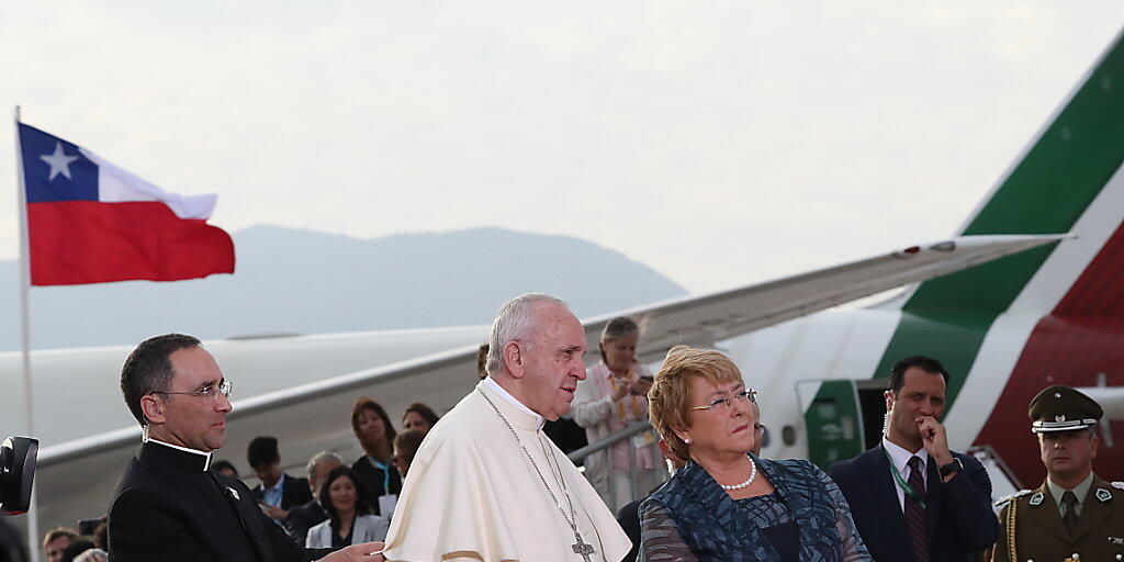 Papst Franziskus wurde bei seiner Ankunft in Chile von Präsidentin Michelle Bachelet am Flughafen empfangen.