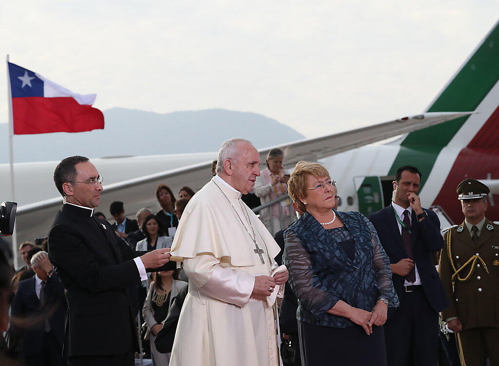 Papst Franziskus wurde bei seiner Ankunft in Chile von Präsidentin Michelle Bachelet am Flughafen empfangen. Papst Franziskus wurde bei seiner Ankunft in Chile von Präsidentin Michelle Bachelet am Flughafen empfangen.