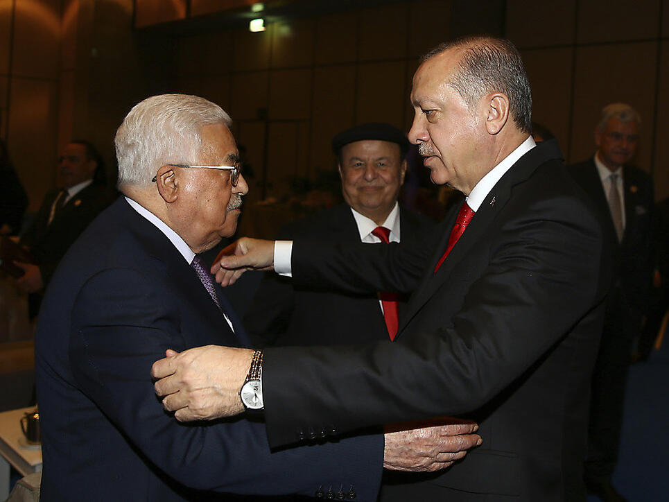 Der türkische Präsident Erdogan (rechts) begrüsst Palästinenserpräsident Abbas zum Gipfel in Istanbul.
