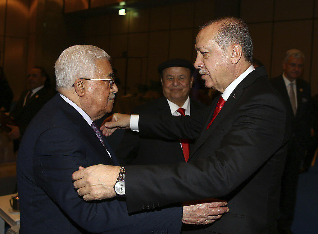 Der türkische Präsident Erdogan (rechts) begrüsst Palästinenserpräsident Abbas zum Gipfel in Istanbul.