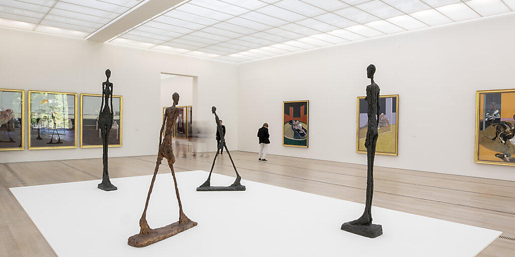 "L Homme qui marche" und andere Skulpturen von Alberto Giacometti sowie Gemälde von Francis Bacon an der Ausstellung "Bacon - Giacometti" in der Fondation Beyeler in Riehen BS.