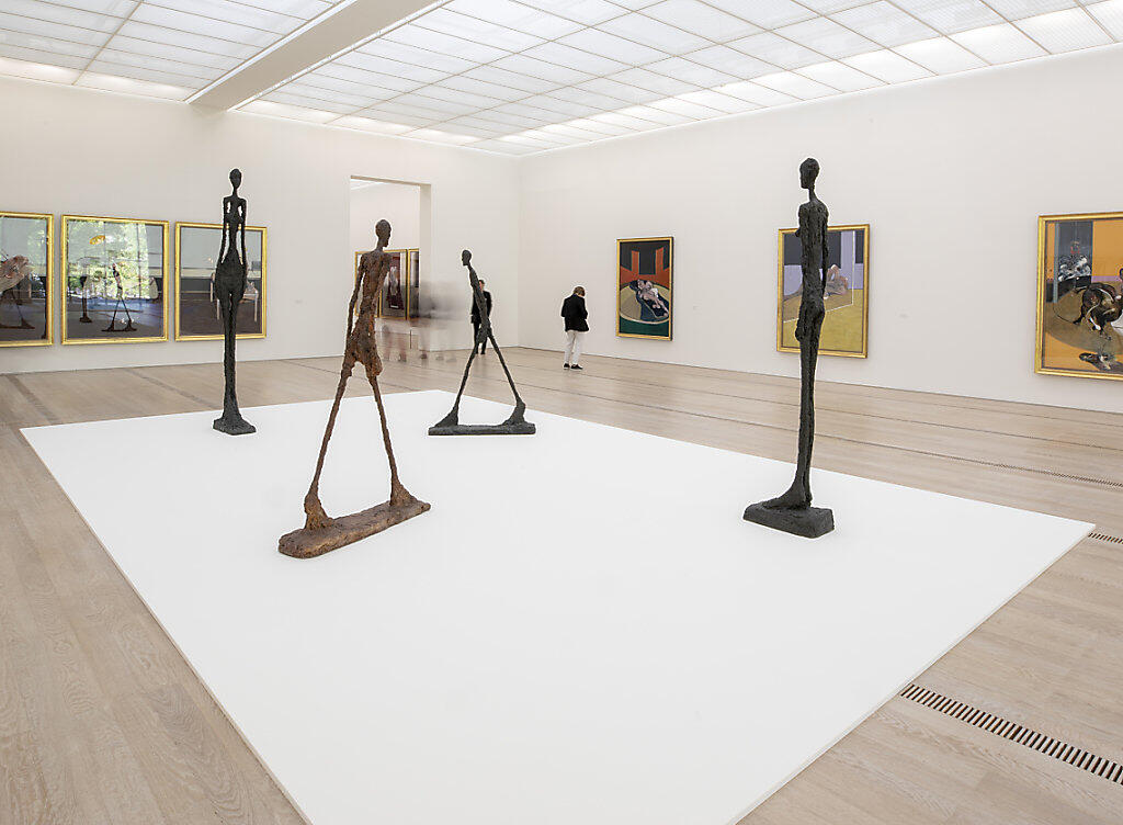 "L Homme qui marche" und andere Skulpturen von Alberto Giacometti sowie Gemälde von Francis Bacon an der Ausstellung "Bacon - Giacometti" in der Fondation Beyeler in Riehen BS. "L Homme qui marche" und andere Skulpturen von Alberto Giacometti sowie Gemälde von Francis Bacon an der Ausstellung "Bacon - Giacometti" in der Fondation Beyeler in Riehen BS.