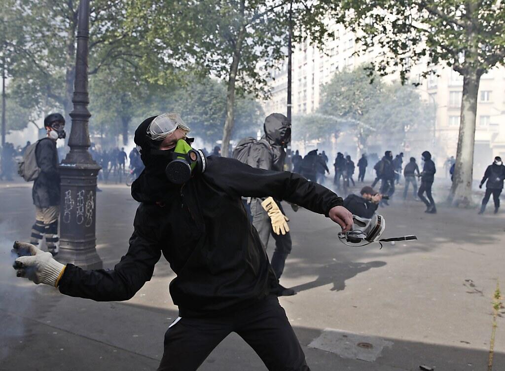 Gewalt hat Paris am 1. Mai zu einem gefährlichen Pflaster gemacht. Gewalt hat Paris am 1. Mai zu einem gefährlichen Pflaster gemacht.