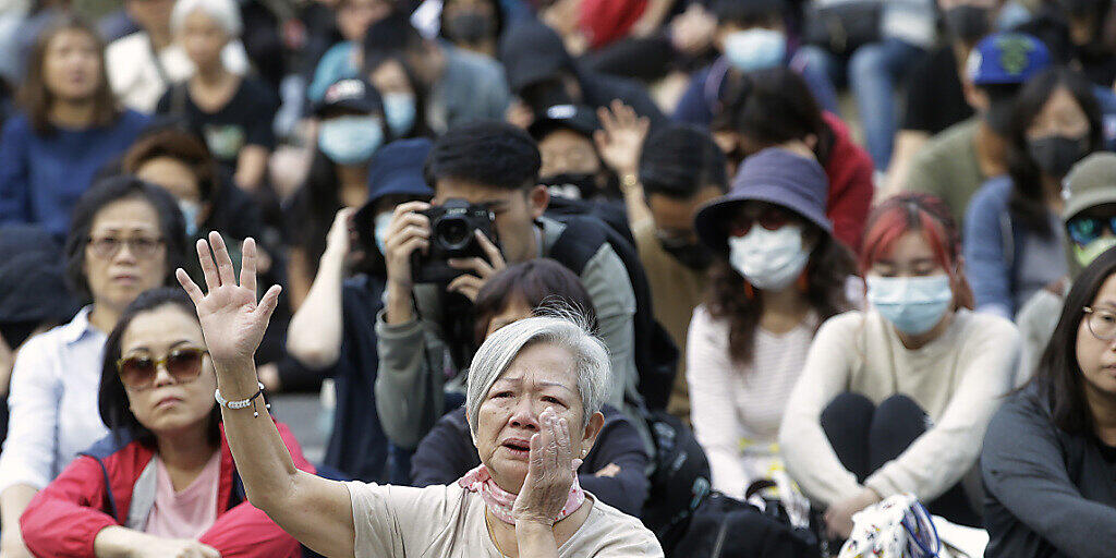 Tausende Anhänger der Demokratiebewegung blockierten den fünften Tag in Folge die Strassen Hongkongs.